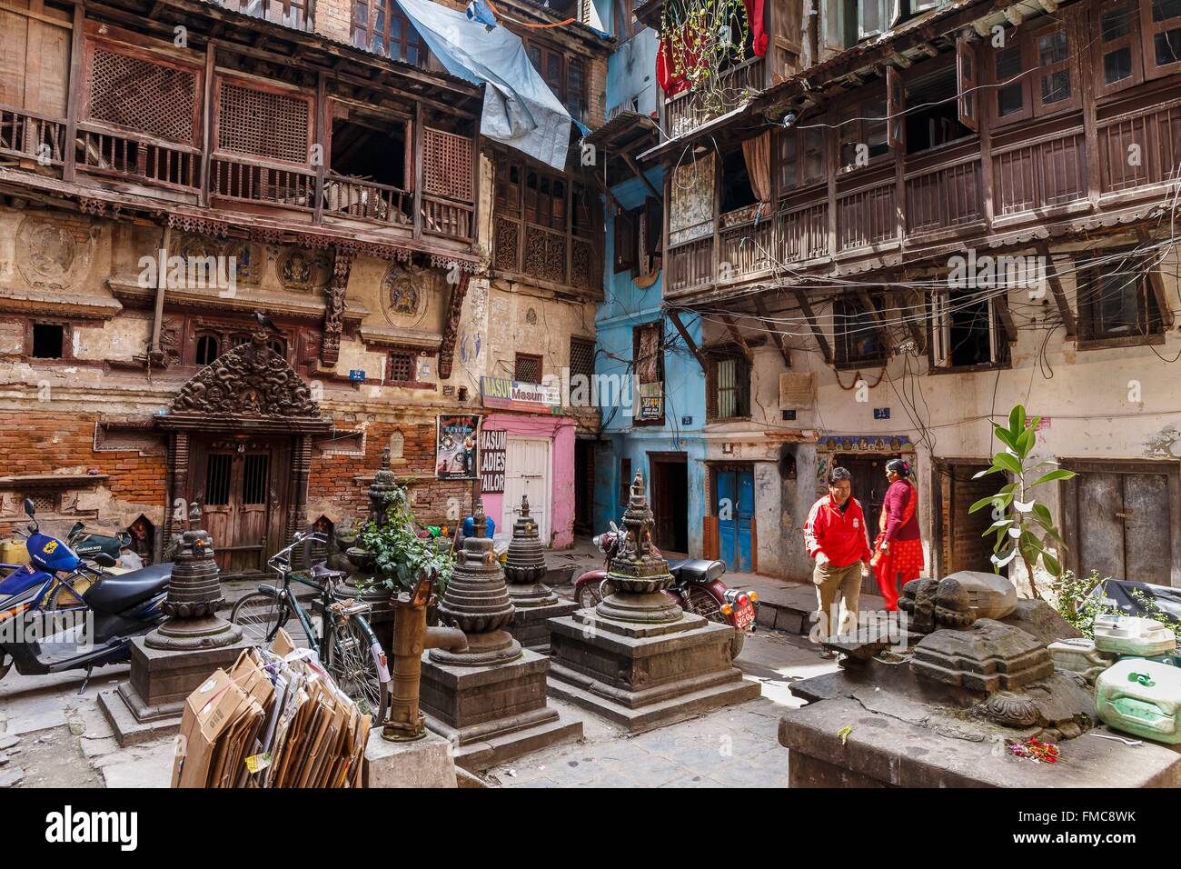 Il Nepal, zona di Bagmati, Kathmandu, piazza tipica con case newar Foto Stock