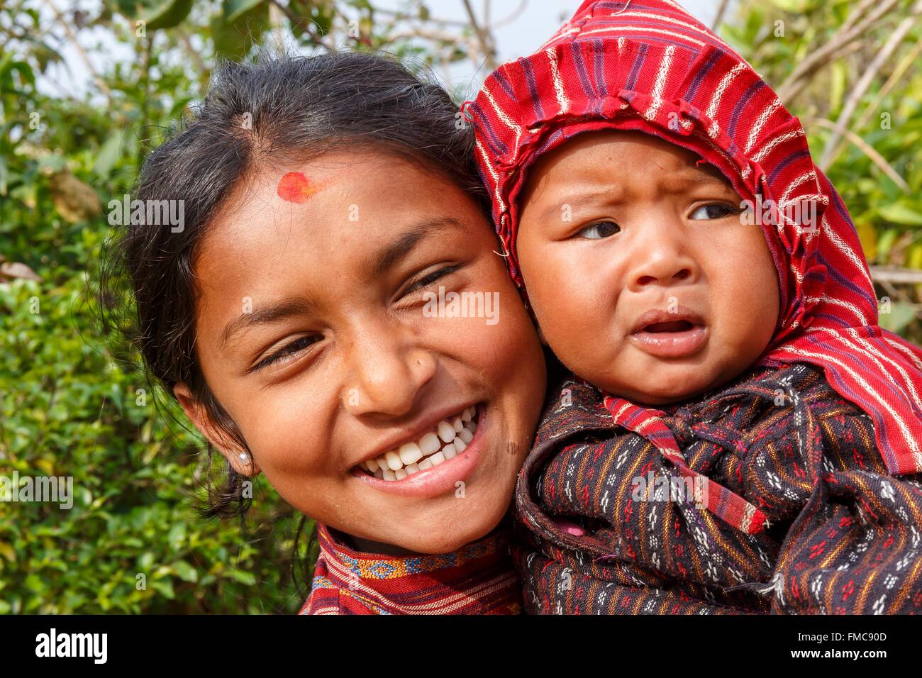 Il Nepal, zona di Lumbini, Tansen, una donna e il suo bambino ritratto Foto Stock
