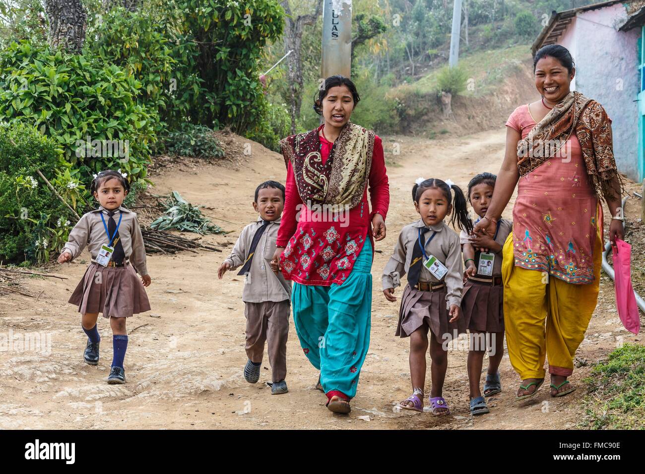 Il Nepal, zona di Lumbini, Tansen, due donne e i suoi bambini di andare a scuola Foto Stock