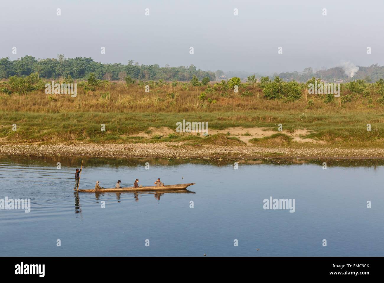 Il Nepal, zona Narayani, Sauraha, Chitwan il parco nazionale sono classificati come patrimonio mondiale dall' UNESCO, turisti in giro in barca sul fiume Rapti Foto Stock