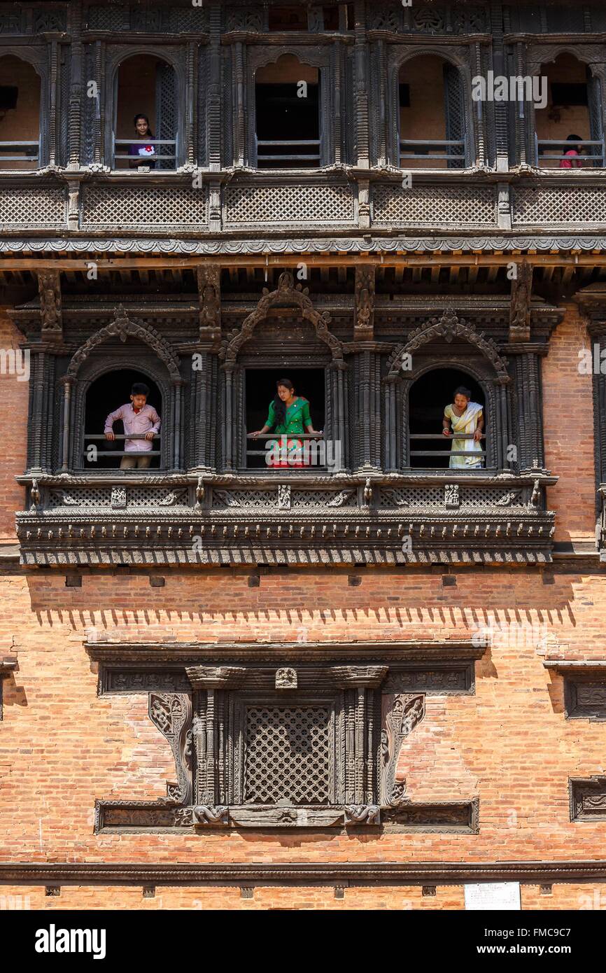 Il Nepal, zona di Bagmati, Nuwakot, donne a Sat racconto Durbar (di sette piani palace) windows Foto Stock
