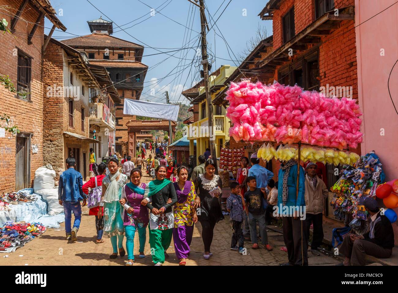 Il Nepal, zona di Bagmati, Nuwakot, una caramella di cotone venditore in una strada Foto Stock