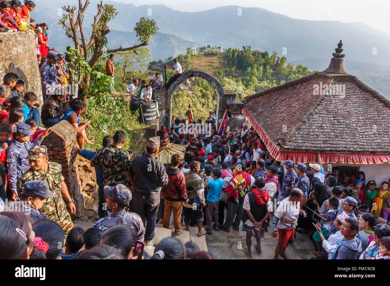 Il Nepal, zona di Bagmati, Nuwakot, folla festosa a Sindure Jatra Bhairabi festival Foto Stock