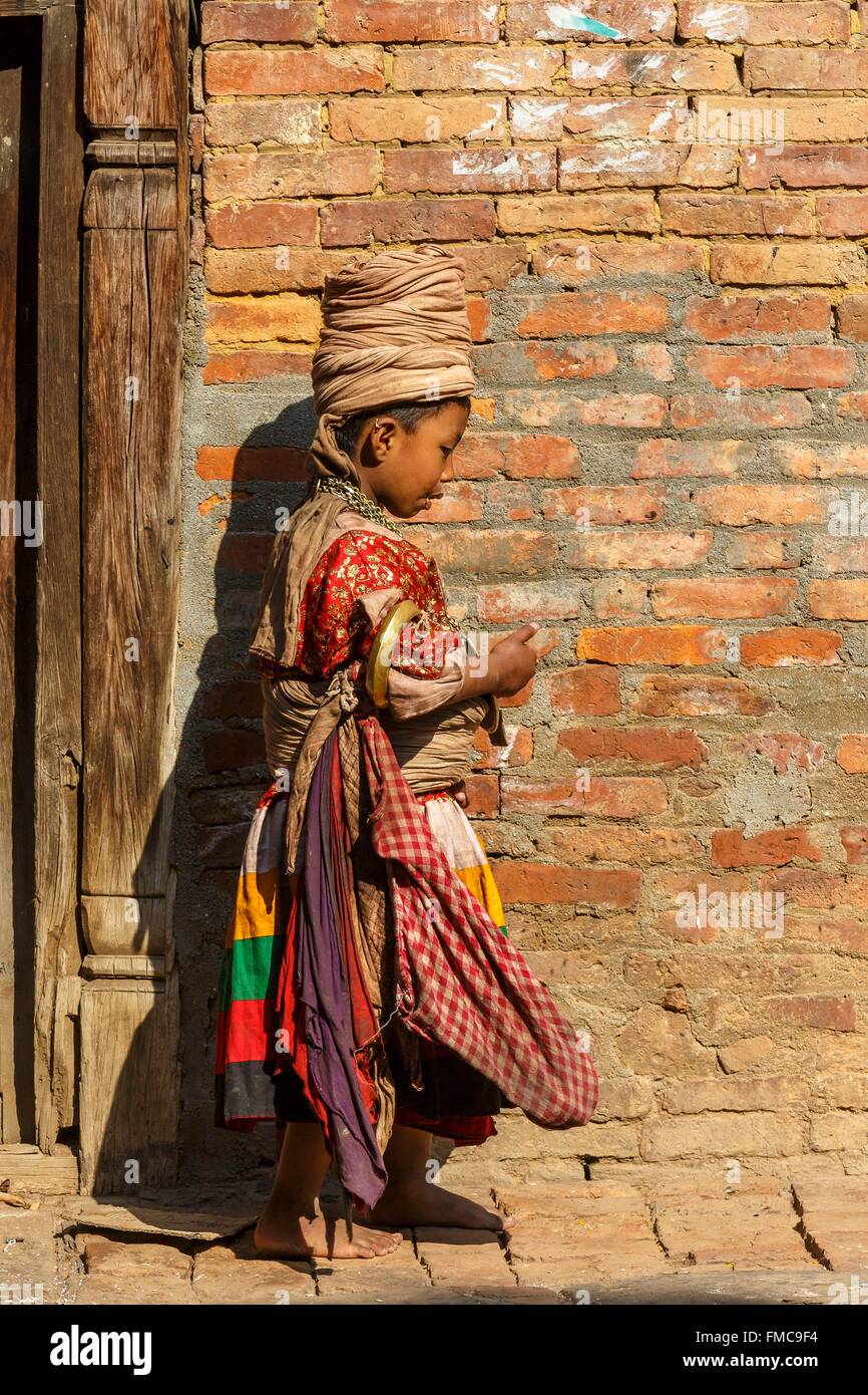 Il Nepal, zona di Bagmati, Bhaktapur, giovane attore di strada Foto Stock