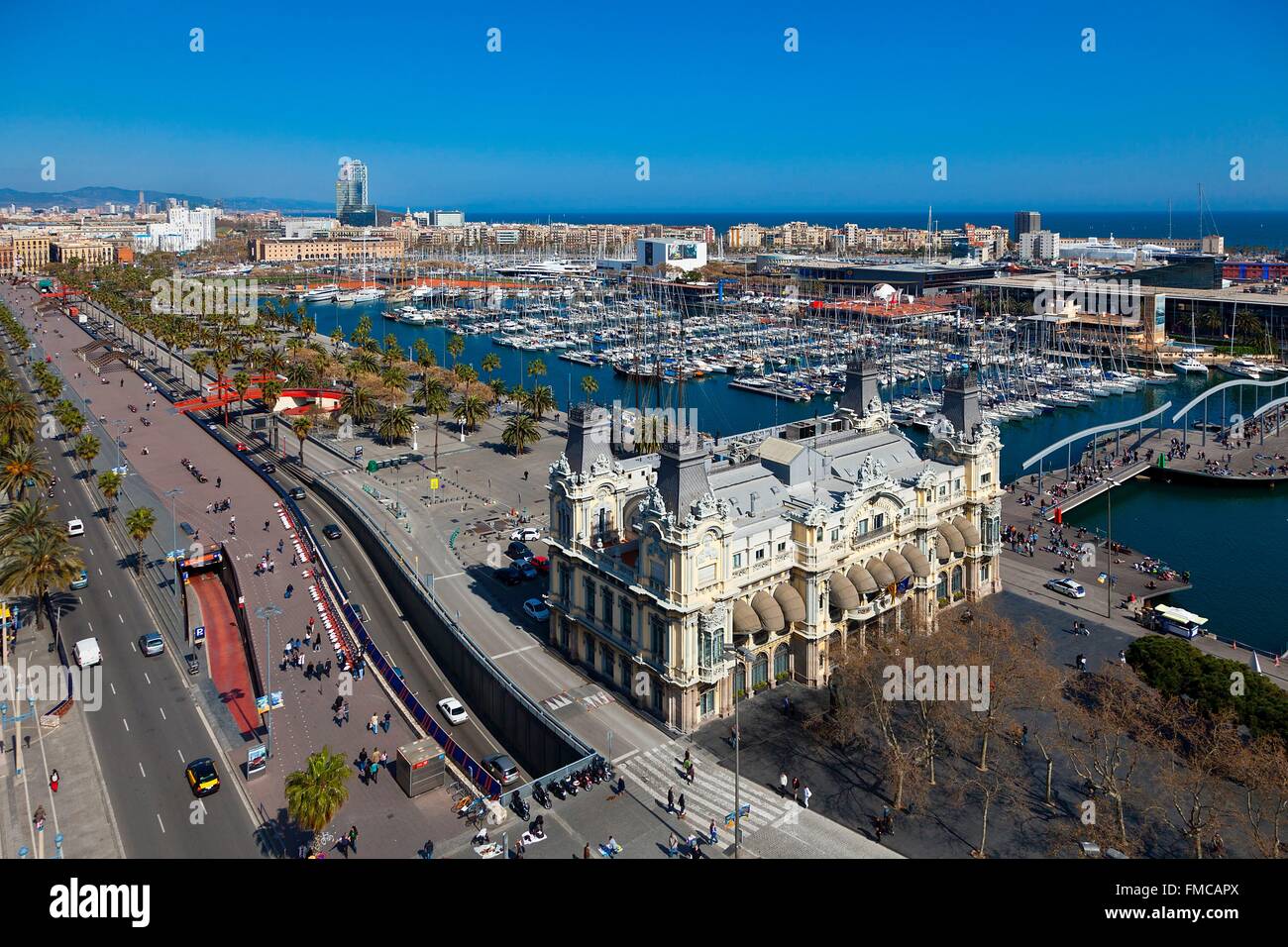 In Spagna, in Catalogna, Barcellona, vista panoramica di Port Vell, il Porto Vecchio e il quartiere della Barceloneta Foto Stock