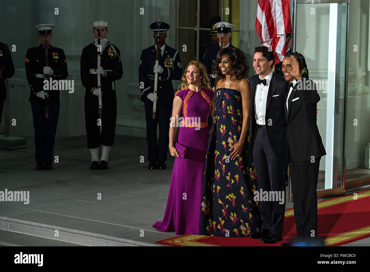 Stati Uniti Il presidente Barack Obama sta con il primo ministro canadese Justin Trudeau, First Lady Michelle Obama e Sophie Gregoire Trudeau come essi arrivano per la cena di Stato alla Casa Bianca Marzo 10, 2016 a Washington, DC. Questa è la prima visita di stato di un Il Primo Ministro canadese in 20 anni. Foto Stock