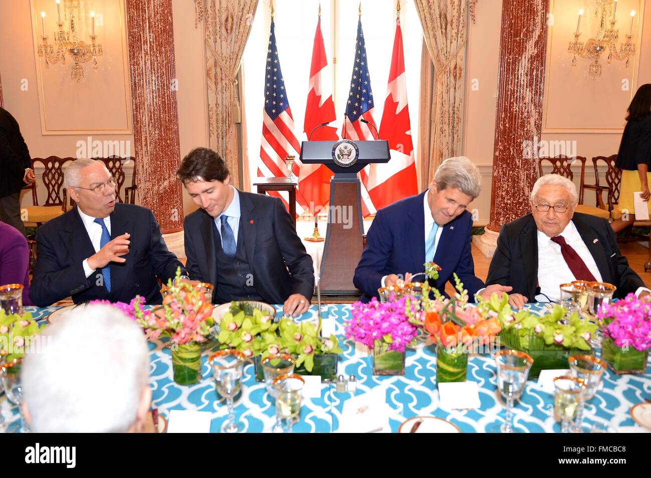 Il primo ministro canadese Justin Trudeau chat con l'ex Segretario di Stato Colin Powell come attuale segretario di Stato John Kerry parla con Henry Kissinger a uno stato un pranzo in onore di Trudeau Marzo 10, 2016 a Washington, DC. Questa è la prima visita di stato di un Il Primo Ministro canadese in 20 anni. Foto Stock