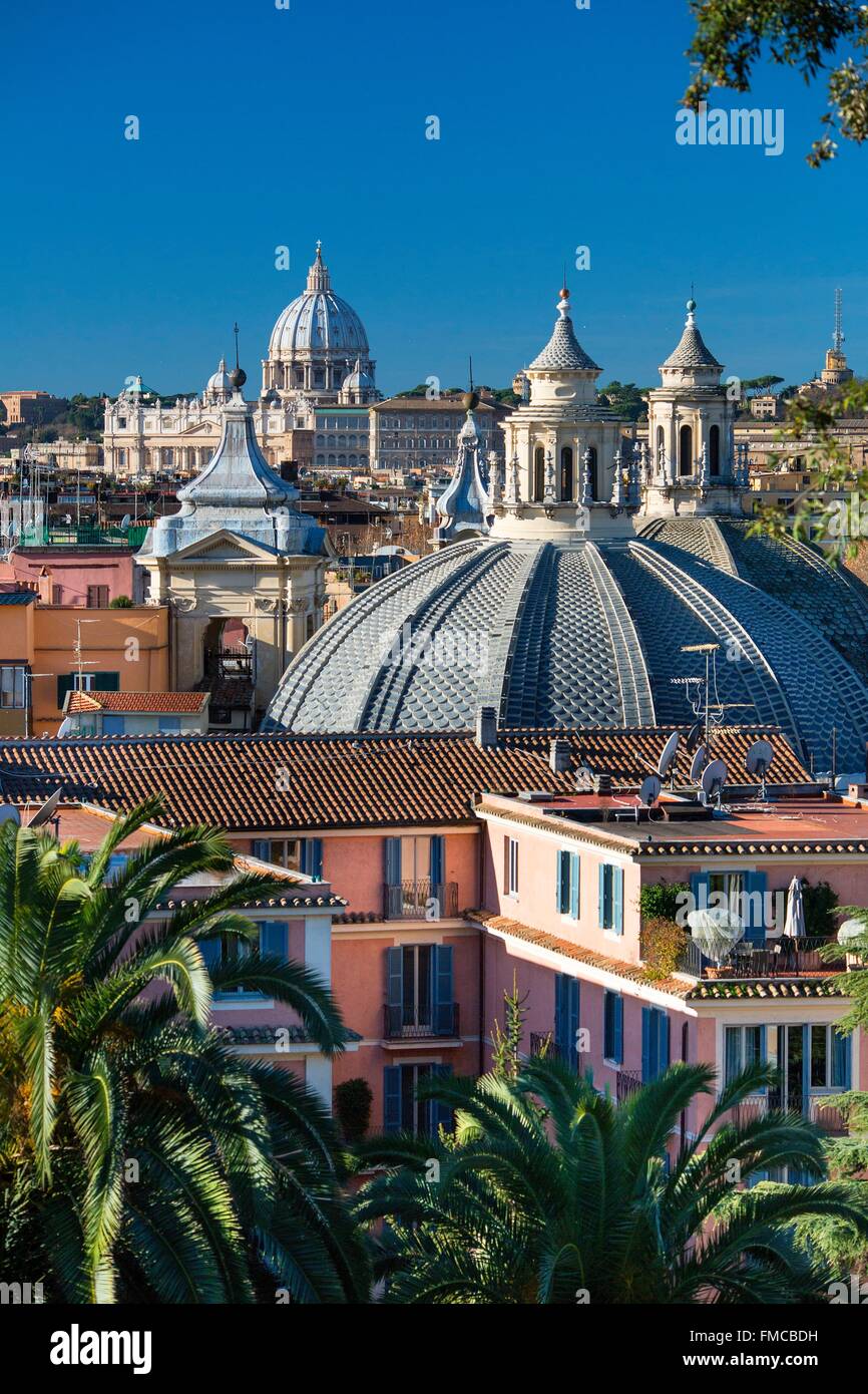 Italia Lazio Roma centro storico sono classificati come patrimonio mondiale dall' UNESCO, Piazza del Popolo, San Pietro Cupula visto dal Foto Stock