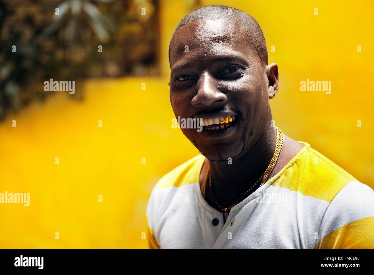 Cuba, La Habana, uomo con la pelle scura e denti d'oro Foto Stock