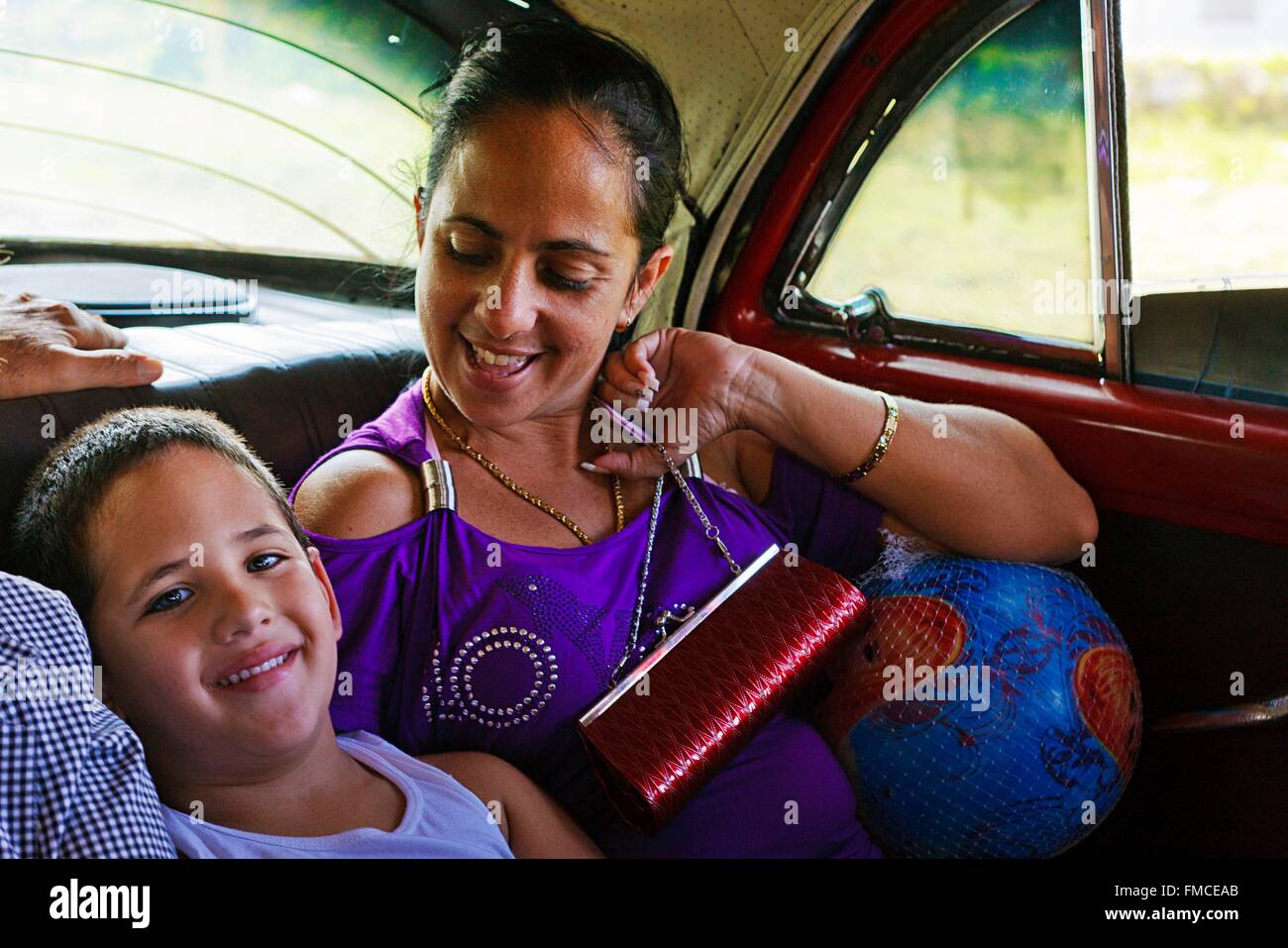 Cuba, donna e bambino in auto Foto Stock