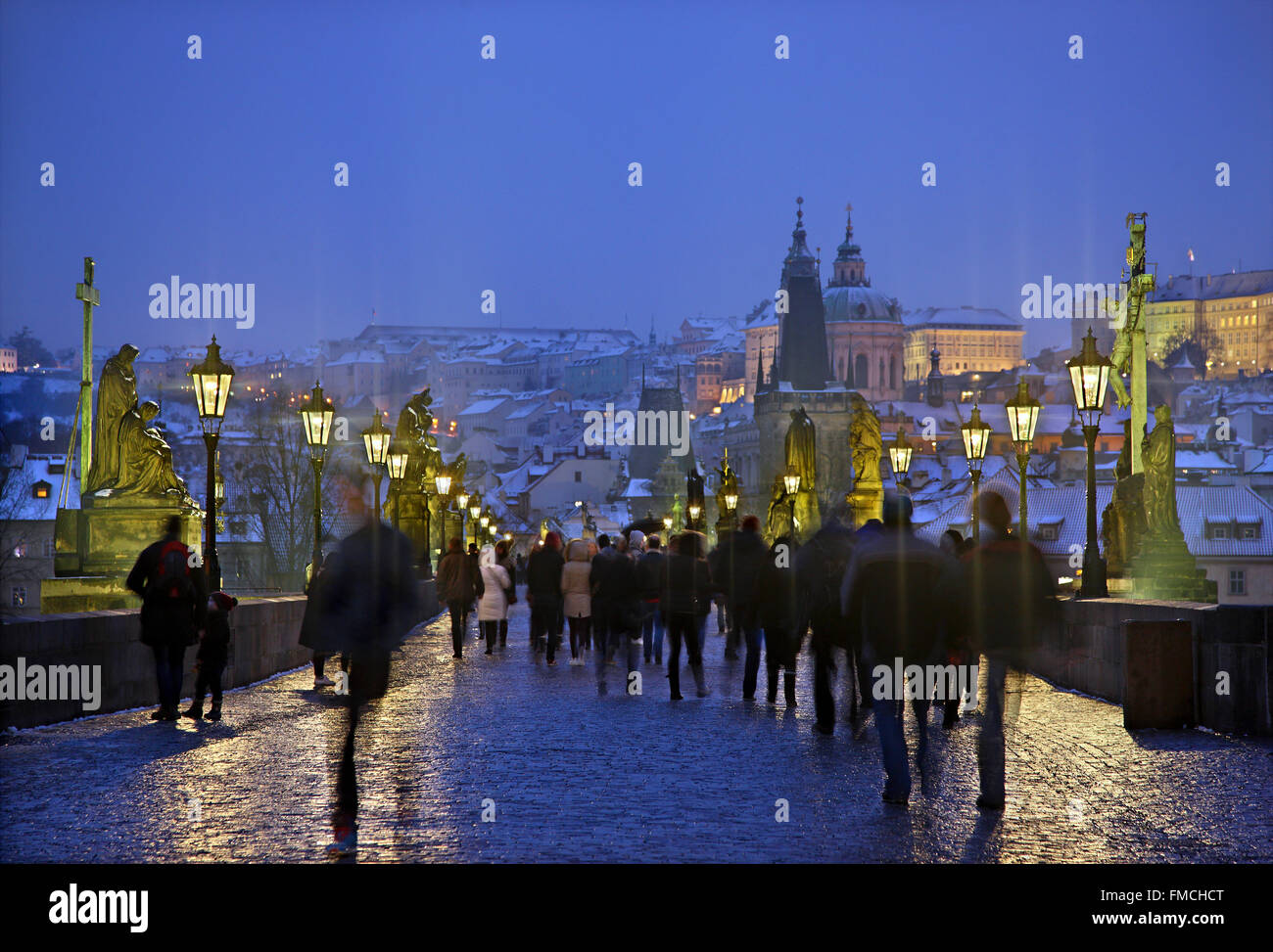 'Fantasmi' sul Ponte Carlo a Praga Repubblica Ceca. in background, Mala Strana ("Piccolo Quartiere') Foto Stock