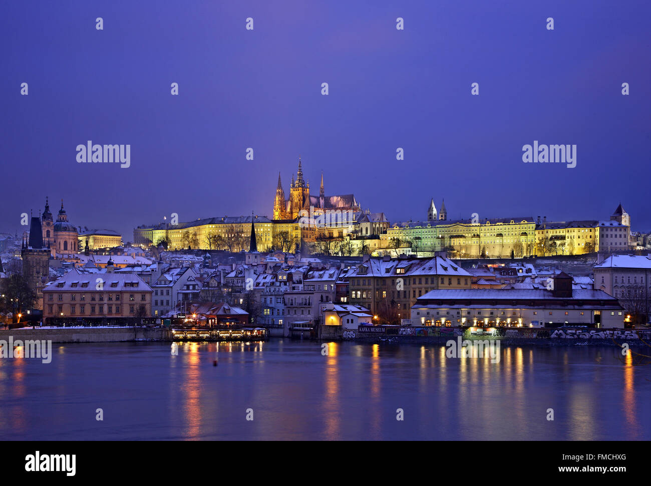 Il castello di Praga e Mala Strana ("Piccolo Quartiere') come visto dal lato di Stare Mesto (Città Vecchia) - Praga, Repubblica Ceca Foto Stock