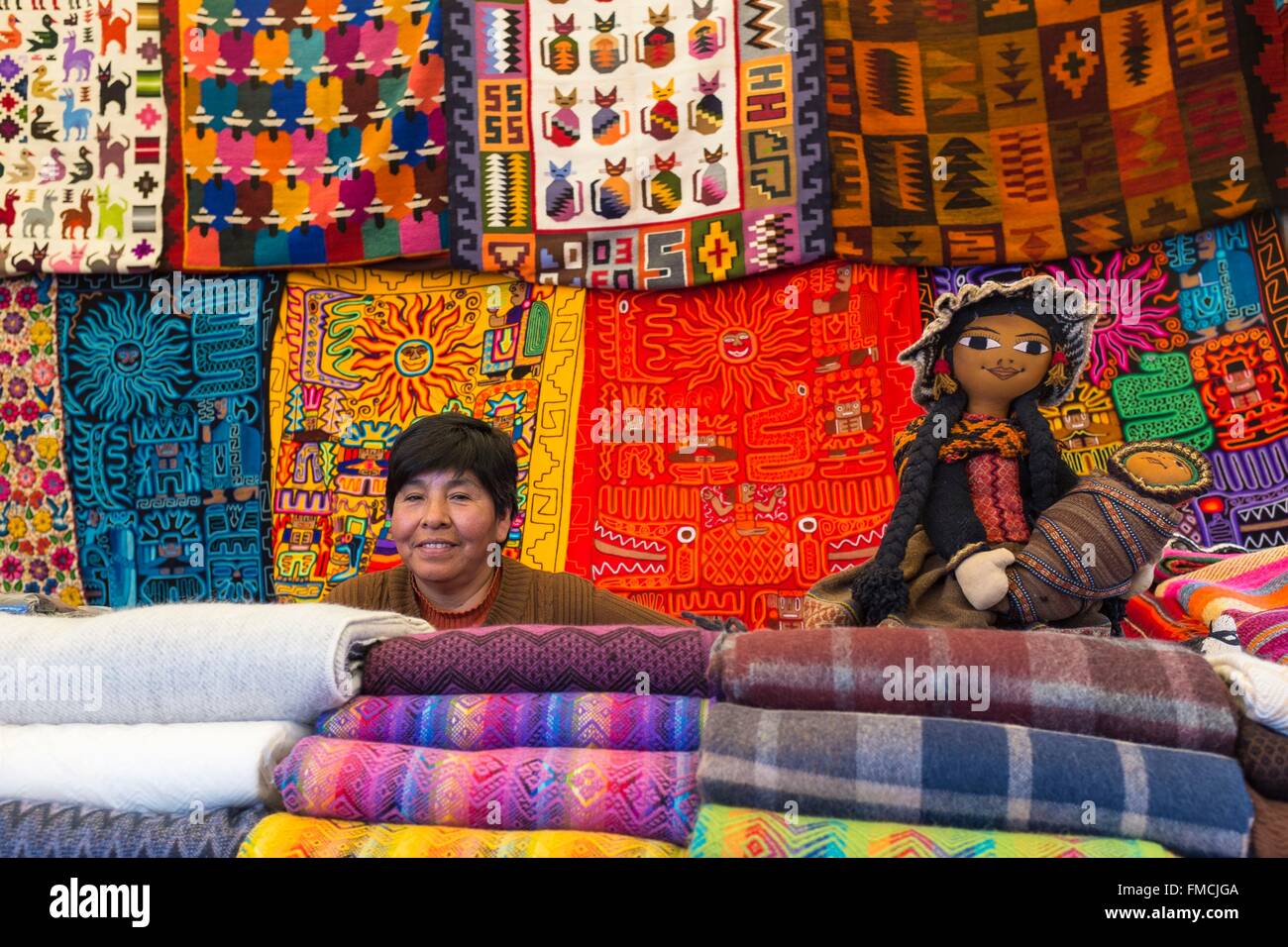 Perù Cusco Provincia, Inca Sacred Valley, Pisac e colorato mercato artigianale Foto Stock