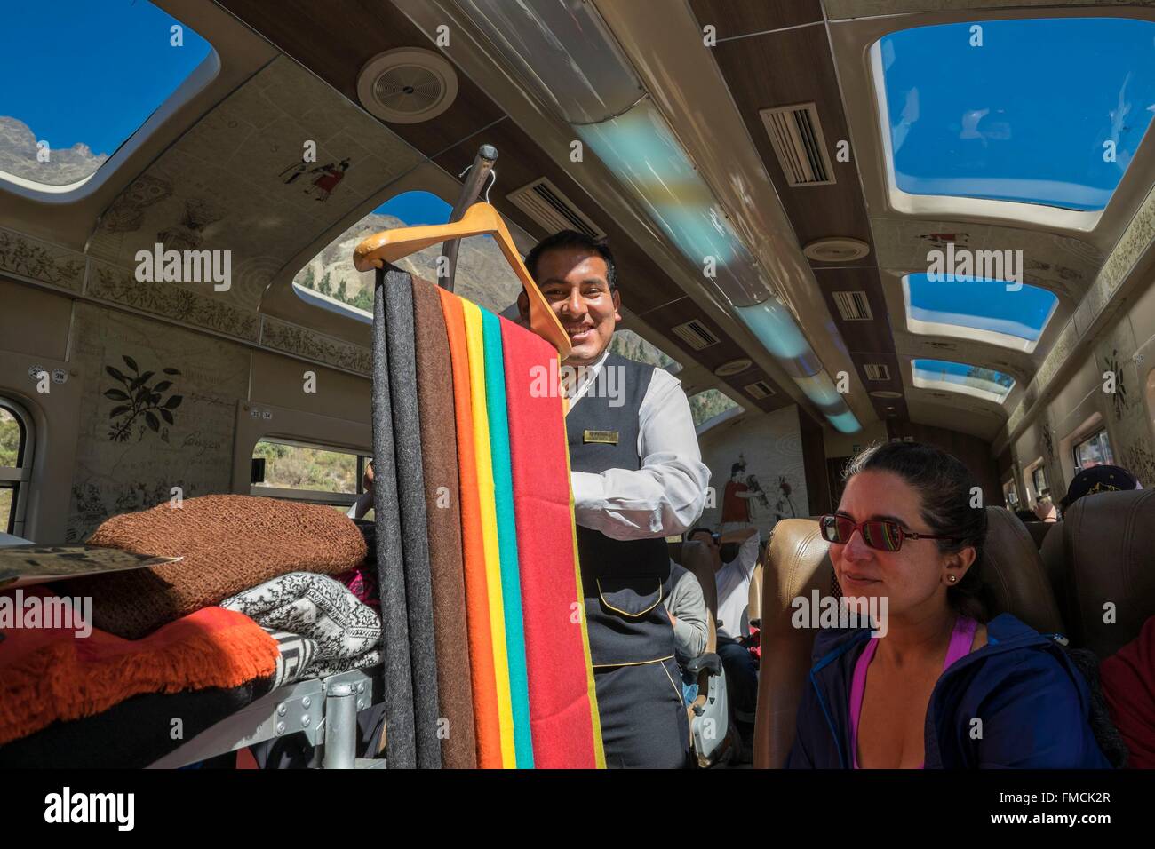 Perù Cusco Provincia, Inca Sacred Valley, il treno che conduce ad Aguas Calientes al piede del Inca sito archeologico di Foto Stock