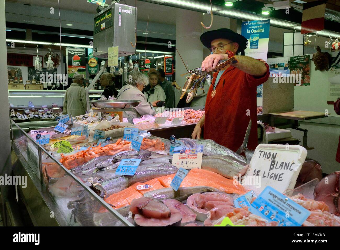 Francia, Finisterre, il mercato coperto, il pescivendolo in stallo Foto Stock
