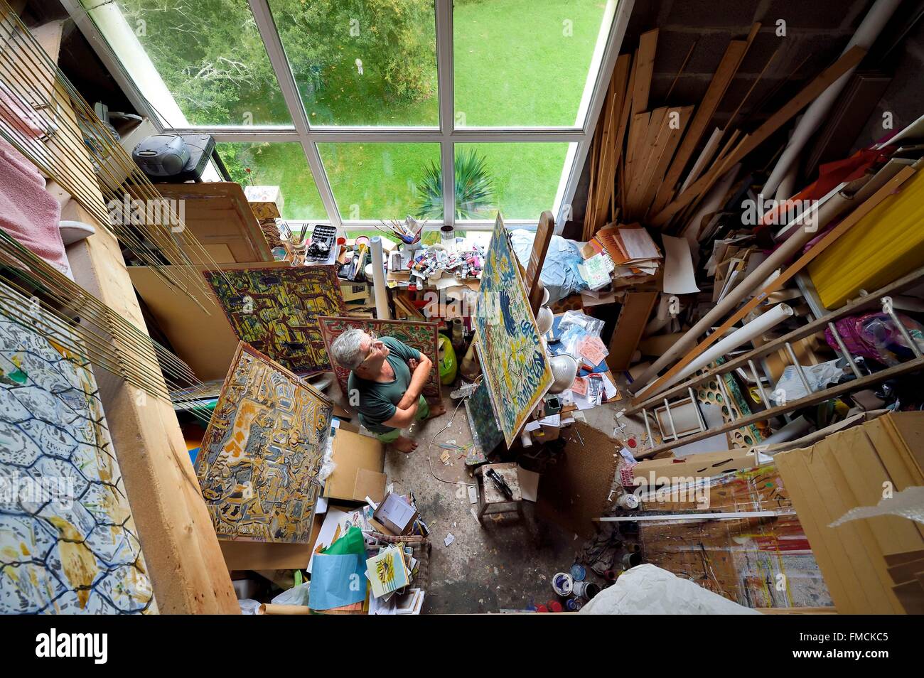 Francia, Finisterre, Lannilis, Prat Ar Coum, l'artista Loic Madec nel suo laboratorio Foto Stock