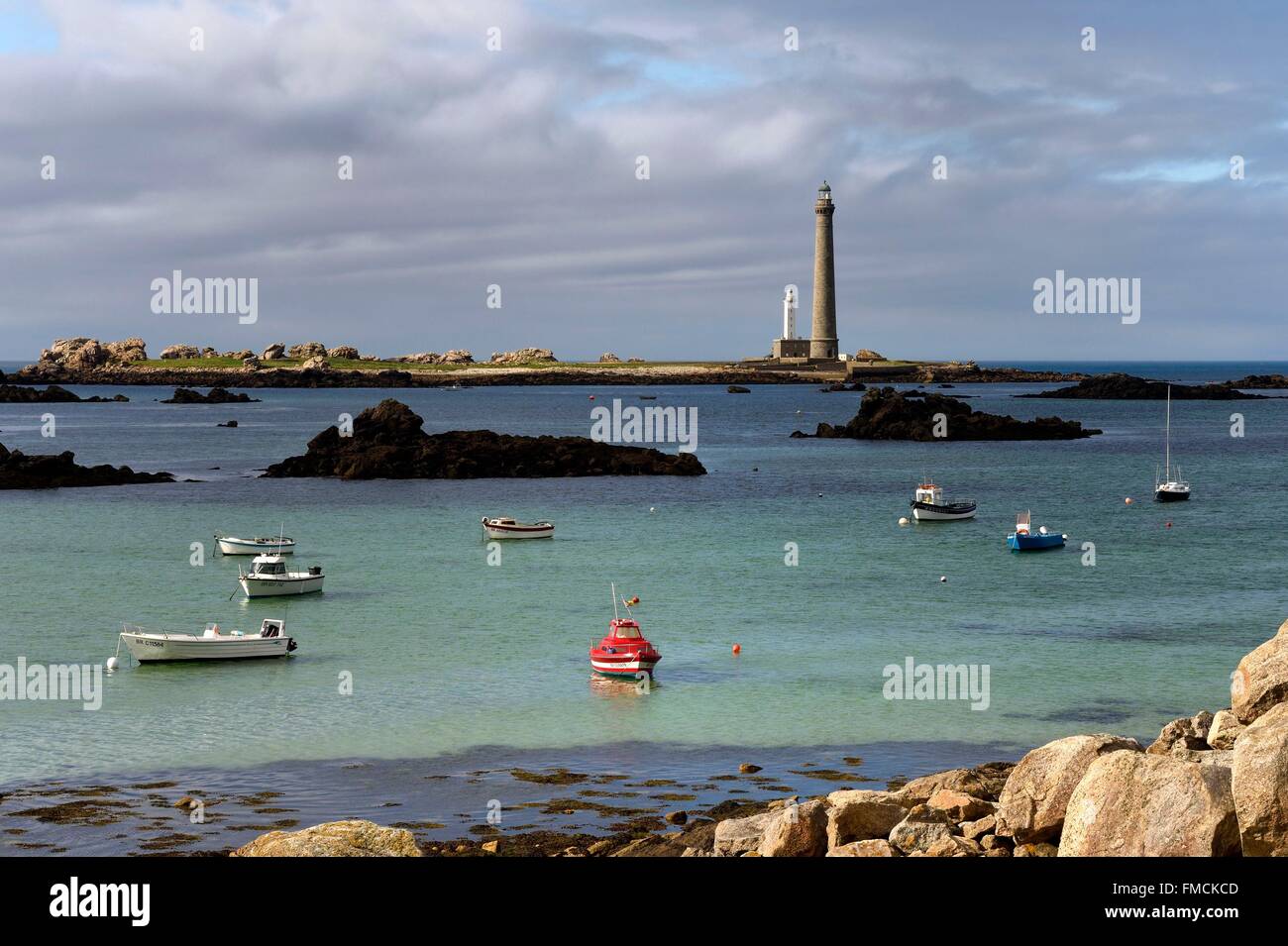 Francia, Finisterre, Pays des Abers, Plouguerneau, isola vergine nell arcipelago di Lilia, la Vergine Island Lighthouse visto Foto Stock