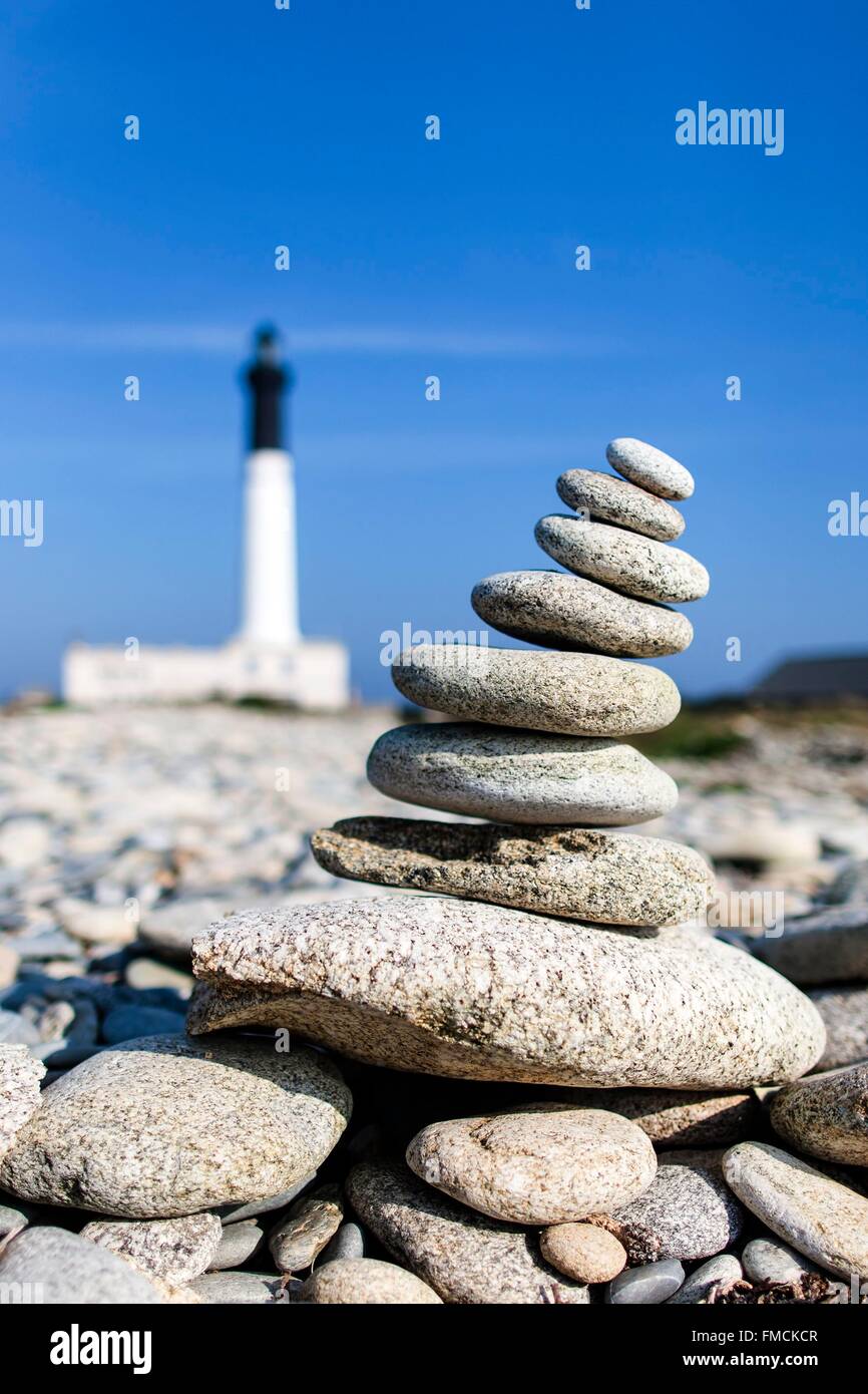 Francia, Finisterre, Ile de Sein (Sein Island), di ghiaia torre in pietra di fronte al Sein faro Foto Stock