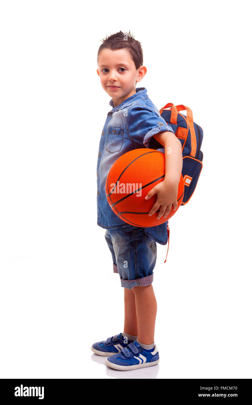 Ragazzo scuola di posa con una palla da basket e zaino su sfondo bianco  Foto stock - Alamy