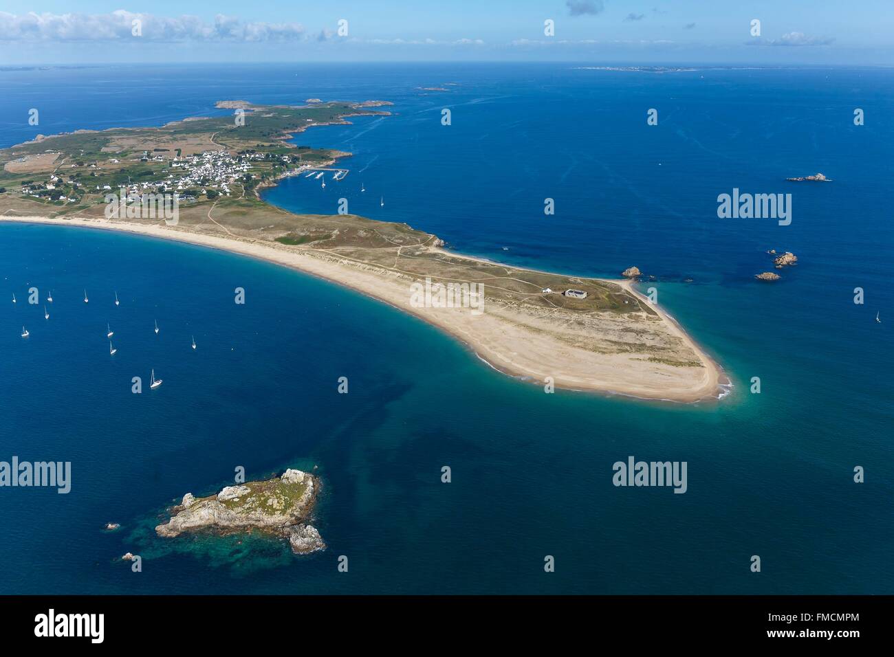 Francia, Morbihan, Ile d'Houat, En Tal, Treac'h er Goured beach, Er Yoc'h (vista aerea) Foto Stock
