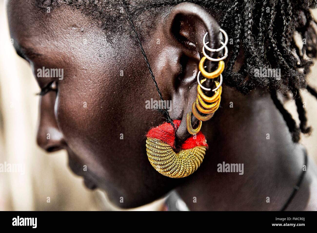 Il Senegal, il Sahel, regione Ferlo, Widou Thiengoly, BOUCLES D'oreilles d'une jeune femme Foto Stock