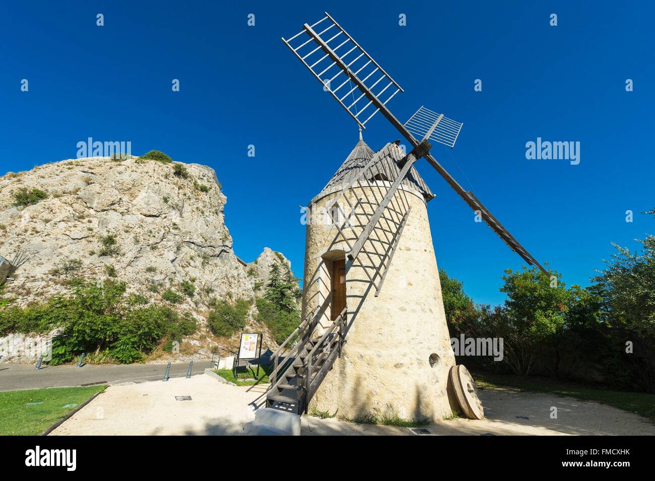 Francia, Drome, Pierrelatte, mulino a vento costruito intorno al 1839 e la roccia Foto Stock