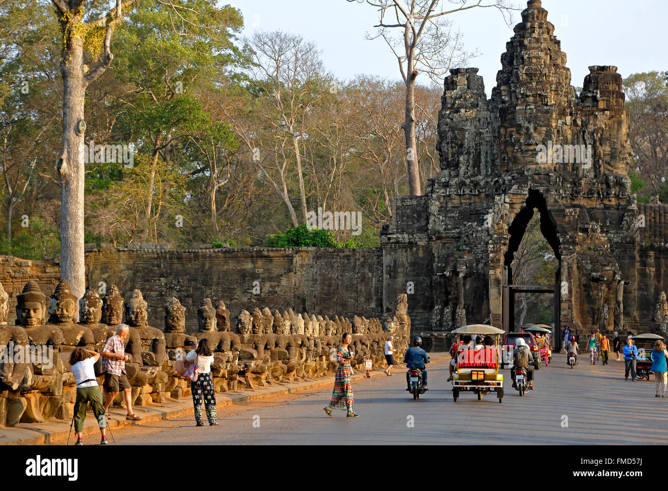 Persone, il traffico e la porta sud, Angkor Thom, il Parco Archeologico di Angkor, Siem Reap, Cambogia Foto Stock