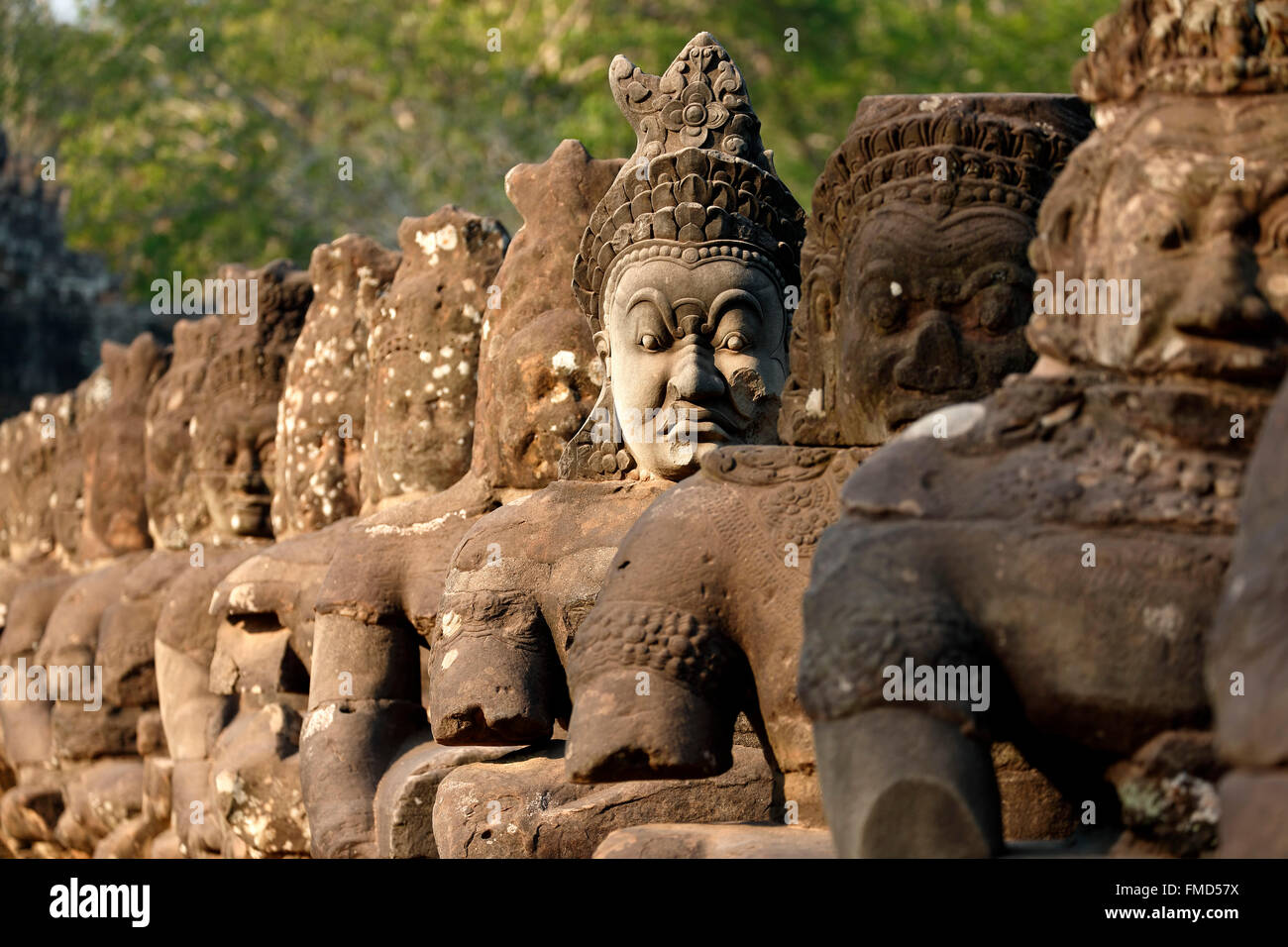 Fila di demoni (asuras), South Gate, Angkor Thom, il Parco Archeologico di Angkor, Siem Reap, Cambogia Foto Stock