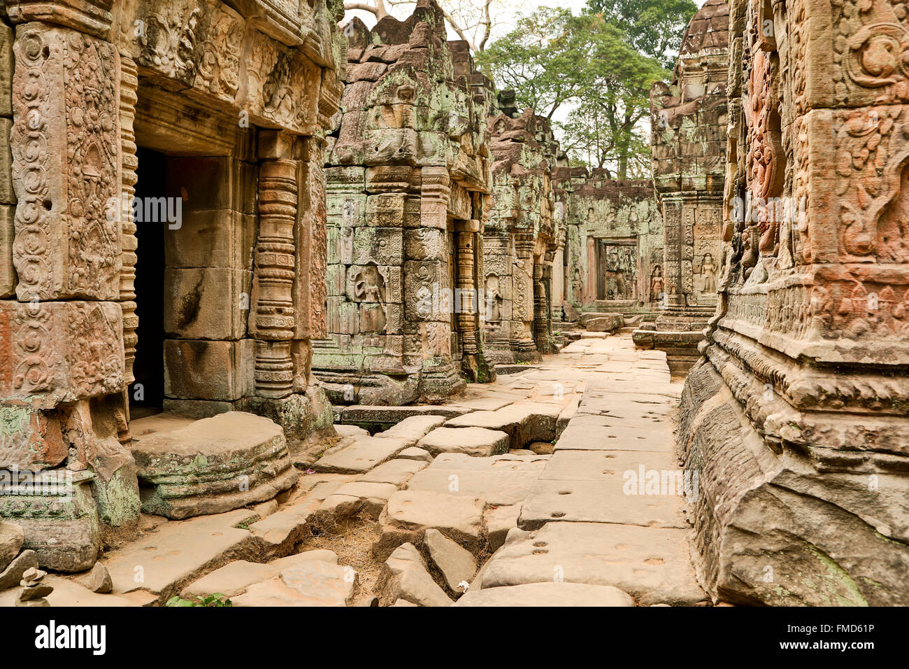 Con corridoio interno, Preah Khan Temple, Parco Archeologico di Angkor, Siem Reap, Cambogia Foto Stock