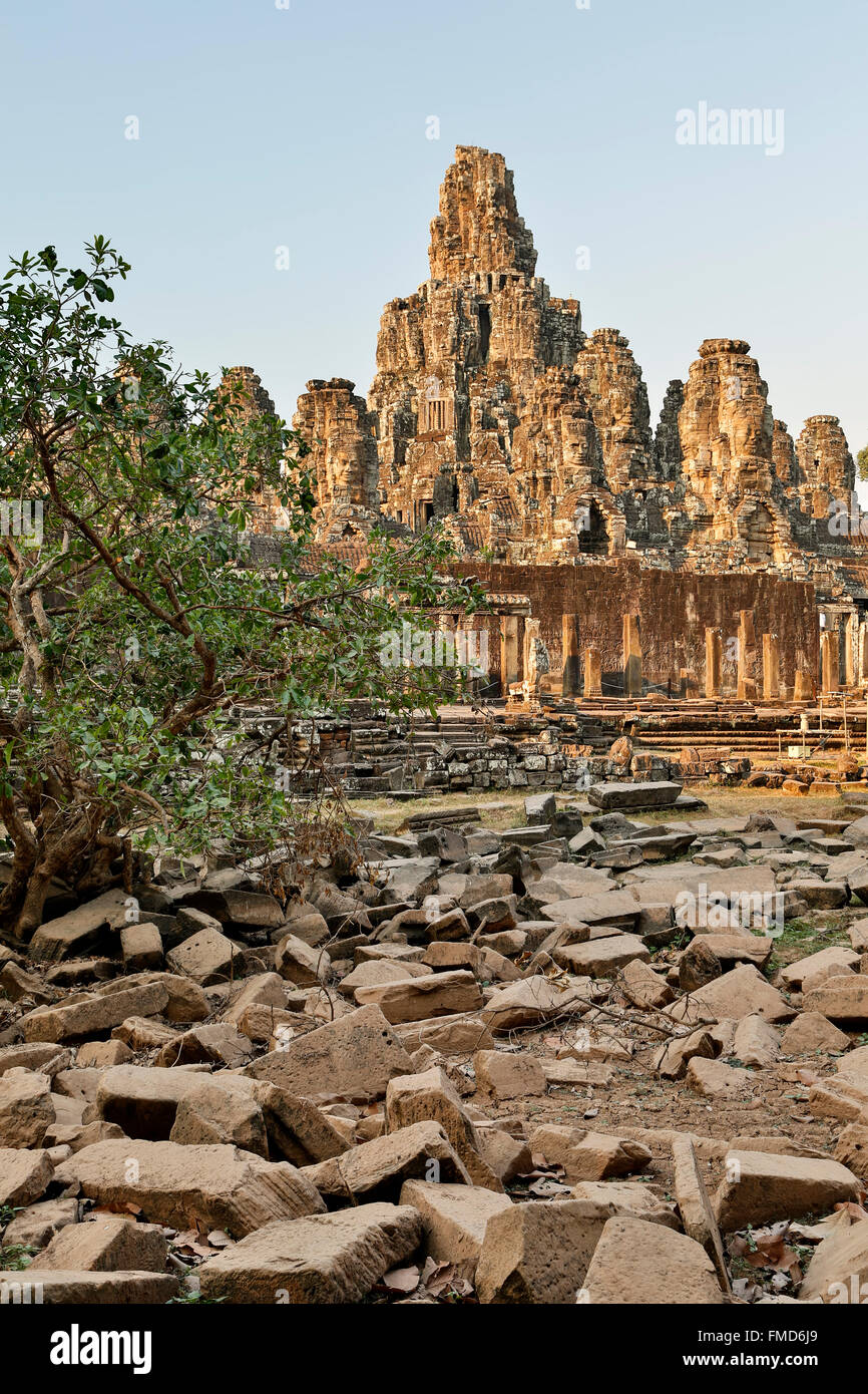 Tempio Bayon e caduti in muratura, Angkor Thom, il Parco Archeologico di Angkor, Siem Reap, Cambogia Foto Stock