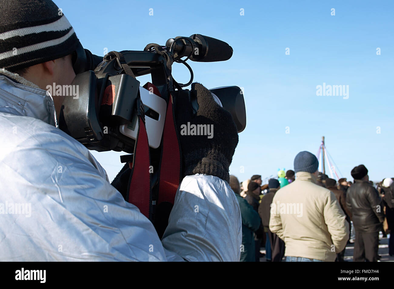 L'operatore con una videocamera su una vacanza invernale Foto Stock