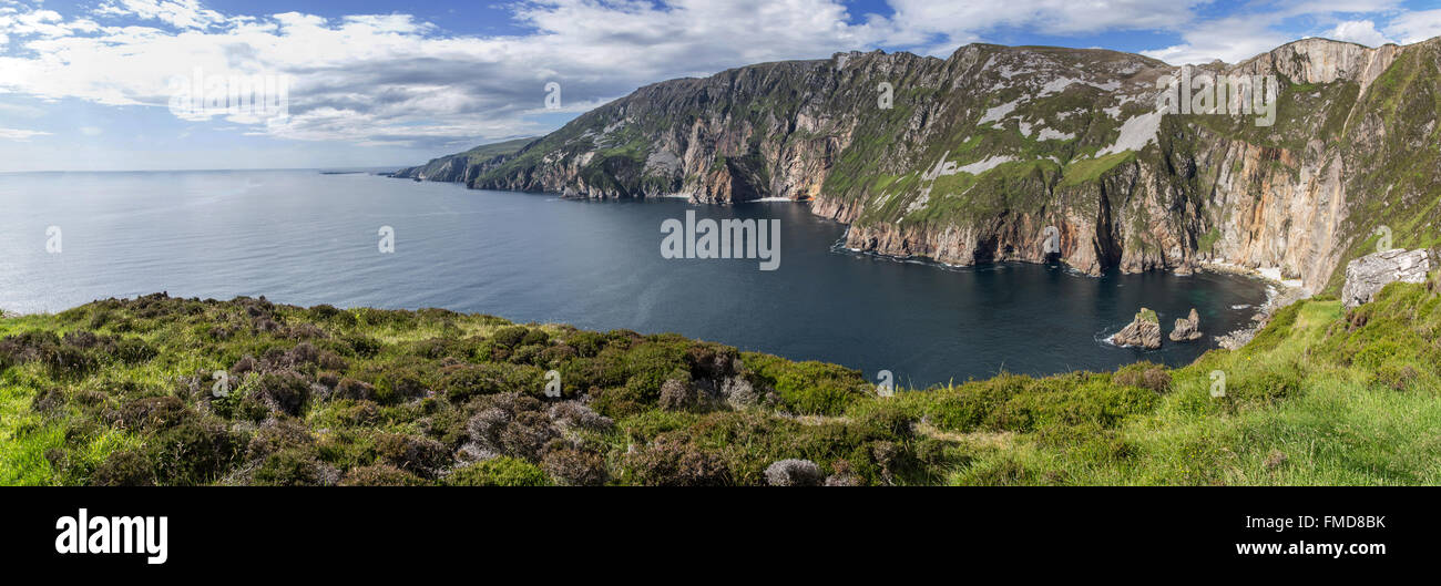 Vista di Slieve League, talvolta Slieve Leag o Slieve Liag, è una montagna sulla costa atlantica della Contea di Donegal, Irlanda Foto Stock