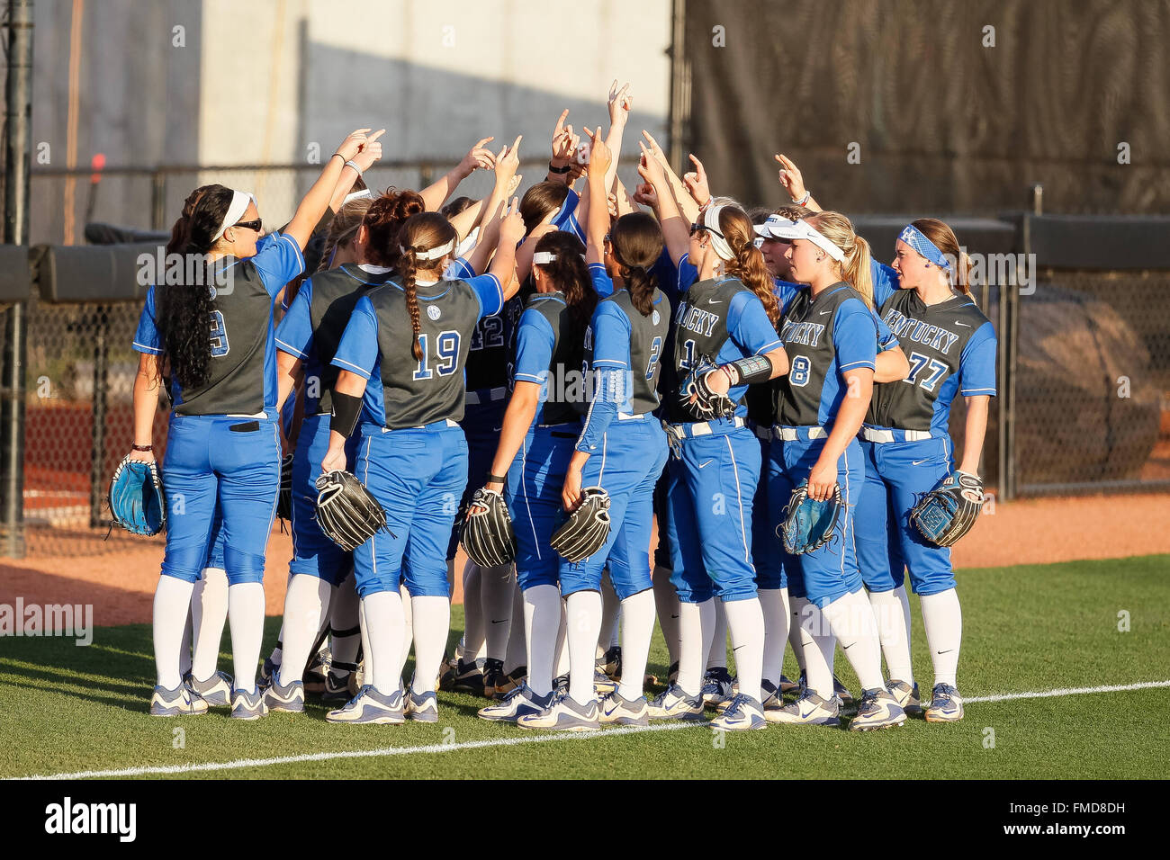 La Columbia, SC, Stati Uniti d'America. Undicesimo Mar, 2016. I giocatori del Kentucky rally prima dell'inizio del NCAA Softball match-up tra il Kentucky Wildcats e il South Carolina Gamecocks al campo di Beckham in Columbia, SC. Scott Kinser/CSM/Alamy Live News Foto Stock