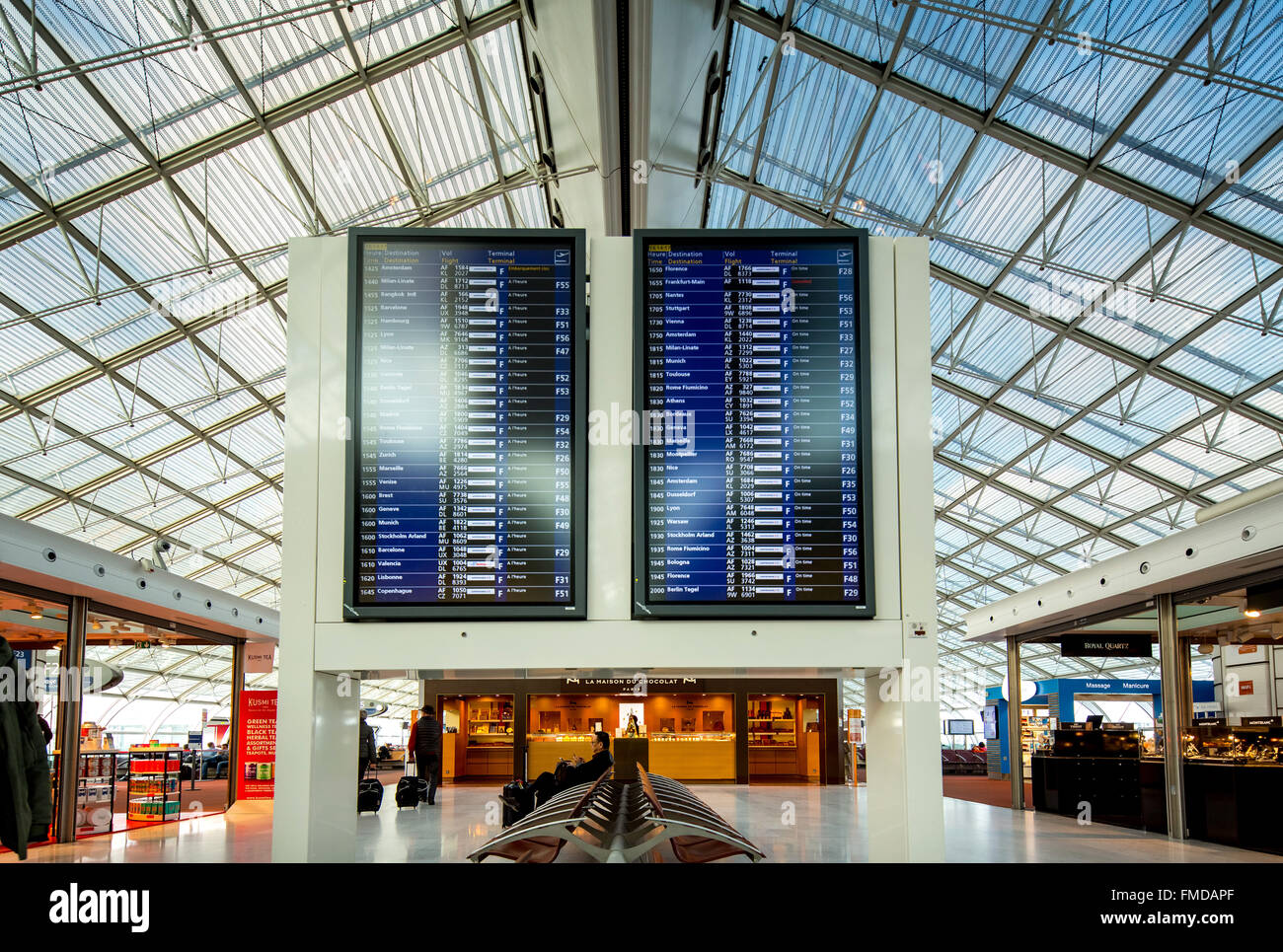 Display di volo, Concourse in Charles-de-Gaulle, CDG, Le Mesnil-Amelot, aeroporto di Parigi e dell' Ile-de-France, Francia Foto Stock