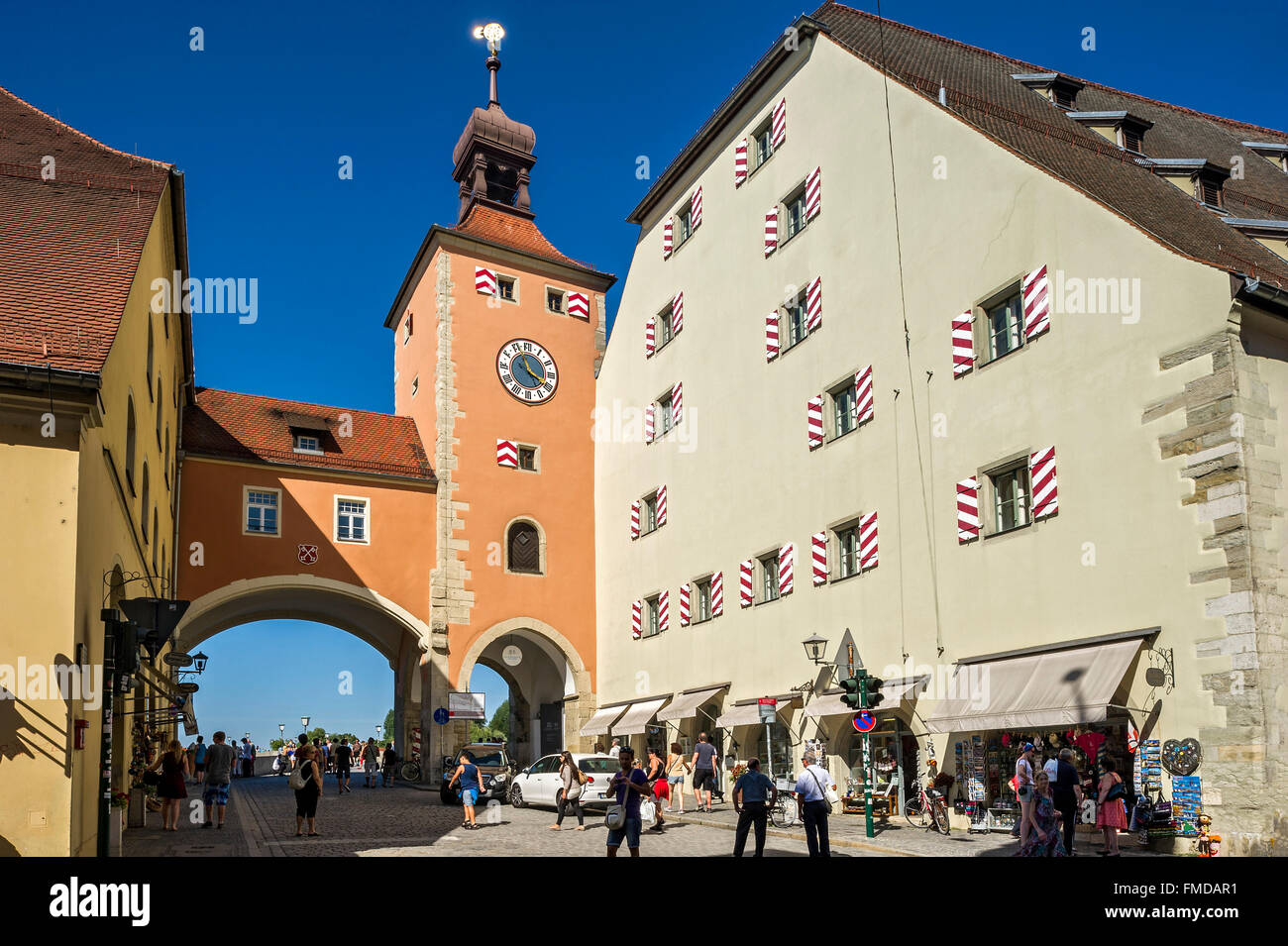 Brückturm city gate e Salzstadel con Centro Visitatori del Patrimonio Mondiale nella città vecchia, Regensburg, Alto Palatinato, Bavaria Foto Stock