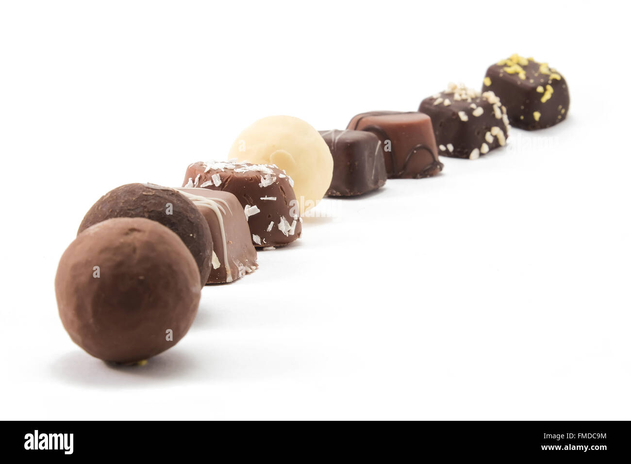 Il cioccolato ripieno pezzi impostato in una riga Foto Stock