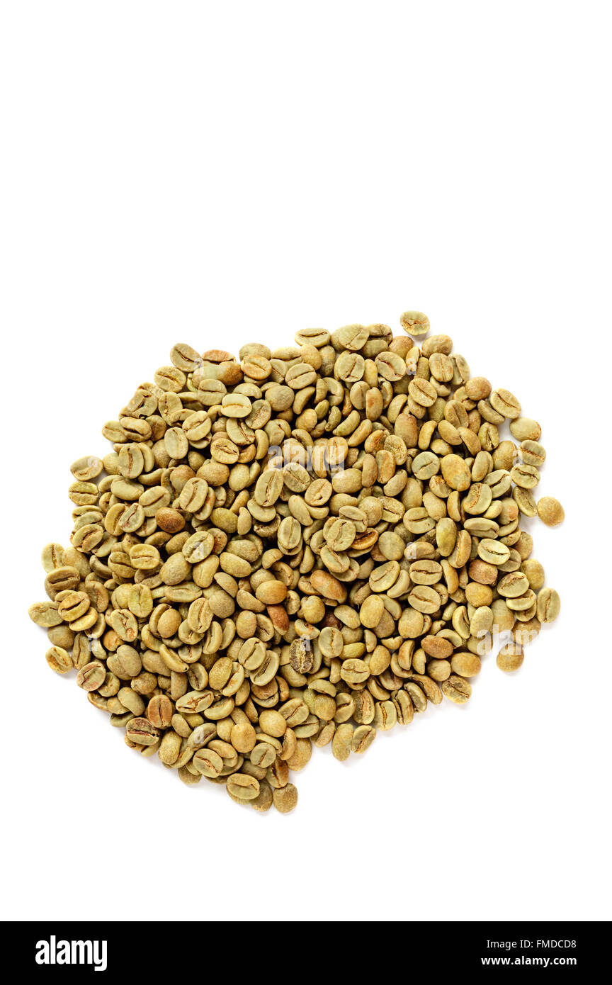 Materie chicchi verdi di caffè isolato su bianco. Foto Stock