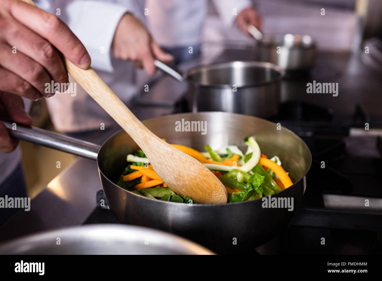 Close-up di chef nella preparazione degli alimenti Foto Stock