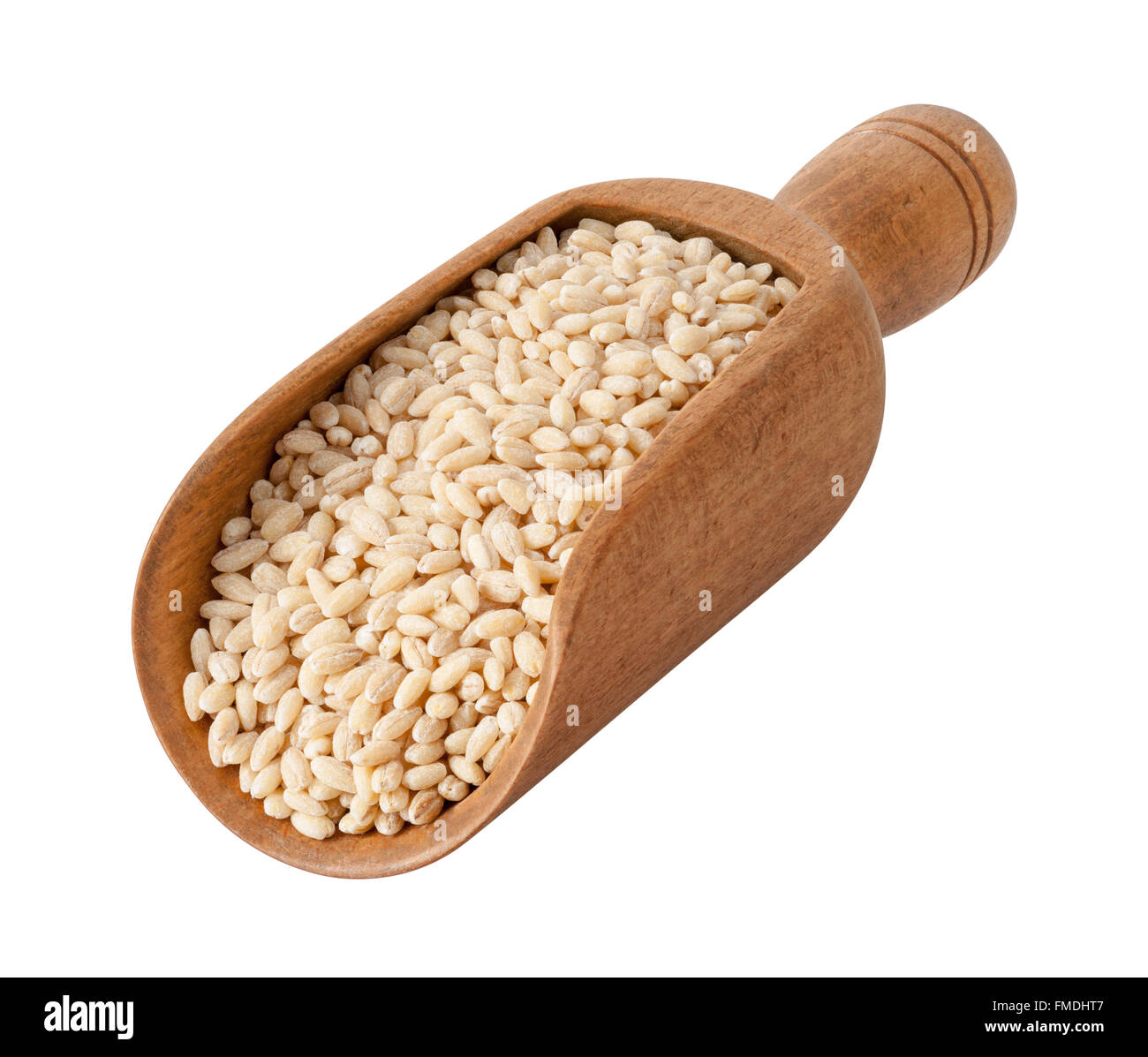 Naturale crudo Orzo perlato in una paletta di legno. L'immagine è tagliata, isolato su uno sfondo bianco. Foto Stock