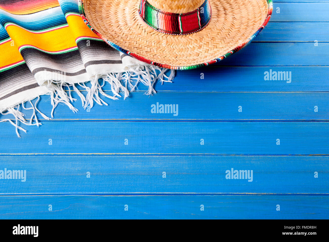 Sombrero messicano e tradizionale coperta serape prevista su un vecchio blu dipinta in legno di pino piano. Spazio per la copia. Foto Stock