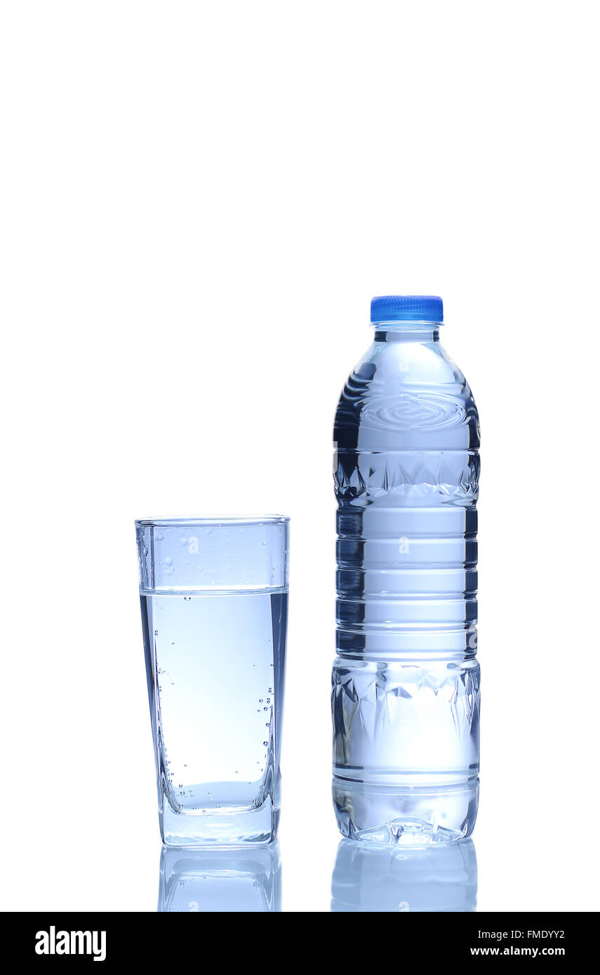 Acqua fresca in bottiglia di plastica con il vetro in fondo bianco Foto Stock