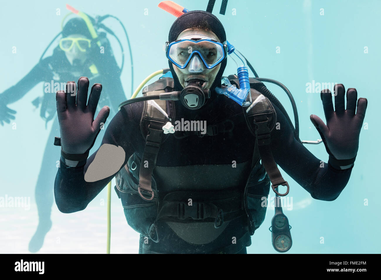 Paio di praticare scuba diving insieme Foto Stock