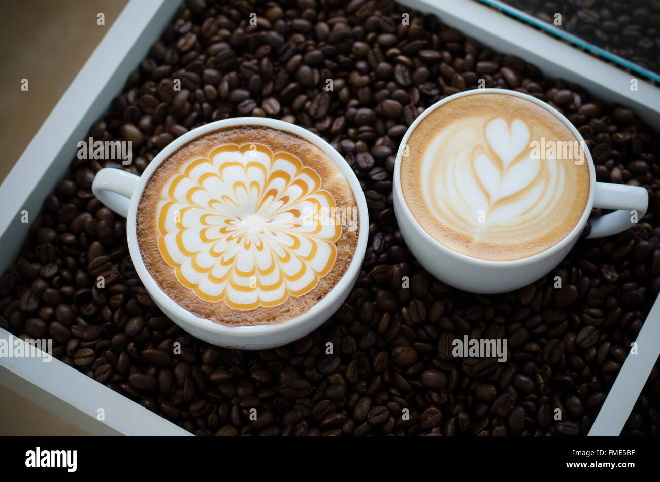 Latte art caffè sul chicco di caffè sfondo Foto Stock