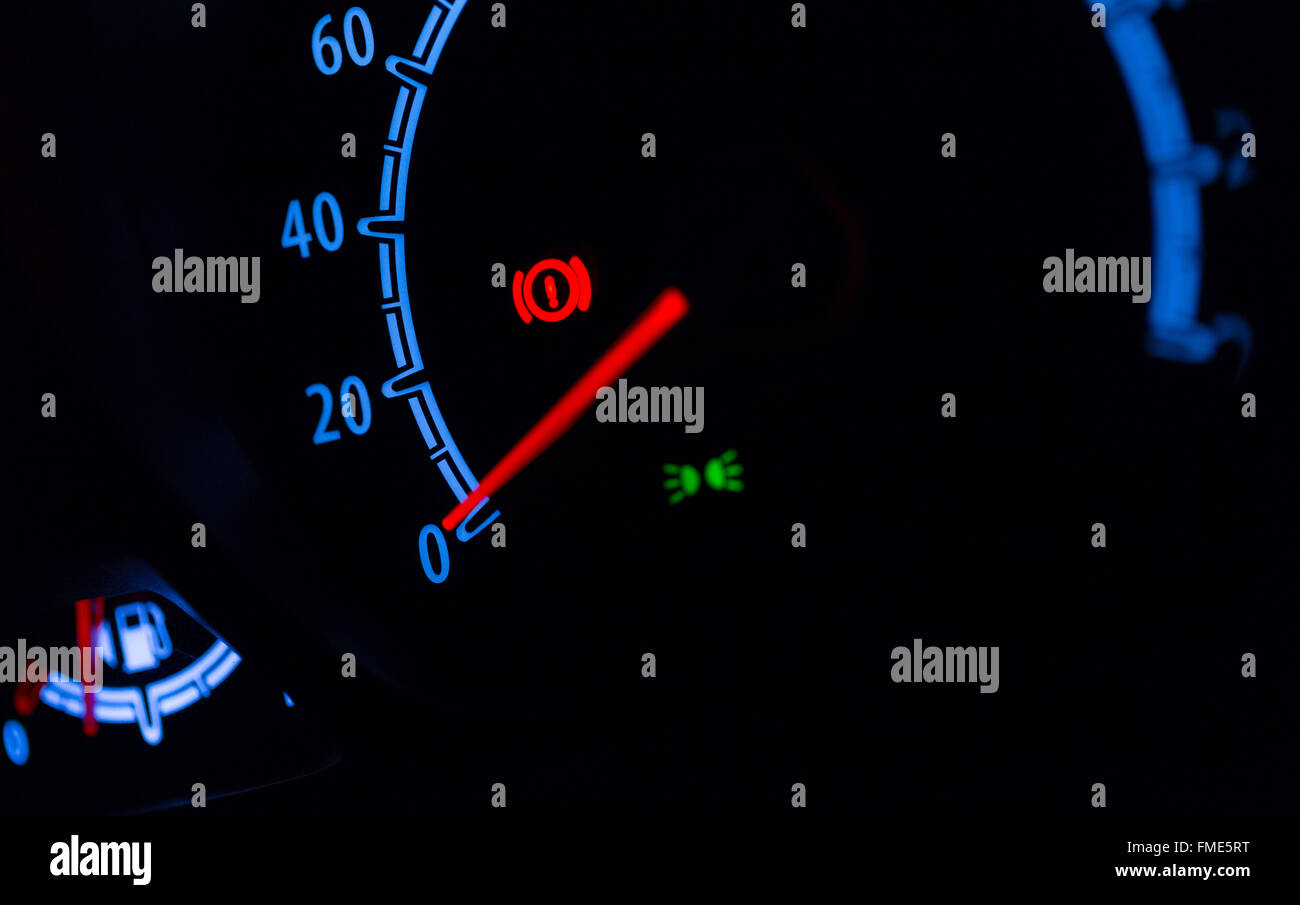 Auto quadro della strumentazione illuminata di notte Foto Stock