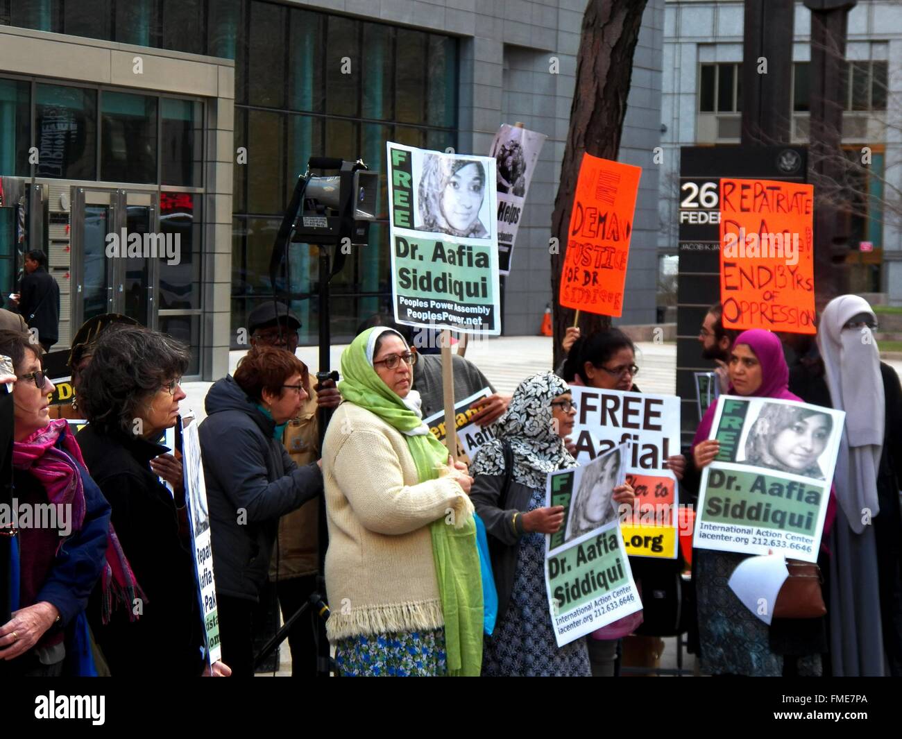 New York, New York, Stati Uniti d'America. Undicesimo Mar, 2016. New York City rally e marzo per chiedere la liberazione della dottoressa Aafia Siddiqui, chi è stato un prigioniero politico per 13 anno, ed è attualmente detenuto in prigione federale di FT Worth Texas. Lei non ha avuto una prigione visita con qualsiasi membro della famiglia o il suo avvocato in più di un anno. Aafia è una vittima della tortura NEGLI STATI UNITI programma in Afghanistan e di continuare il carcere abusi nella prigione federale di FT Worth Texas. Credito: Mark Apollo/Alamy Live News Foto Stock