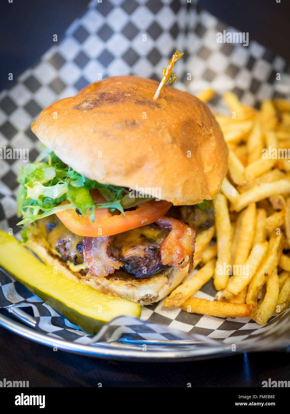 Un bacon cheeseburger e patatine da Urbano Diner in Edmonton, Alberta, Canada. Foto Stock