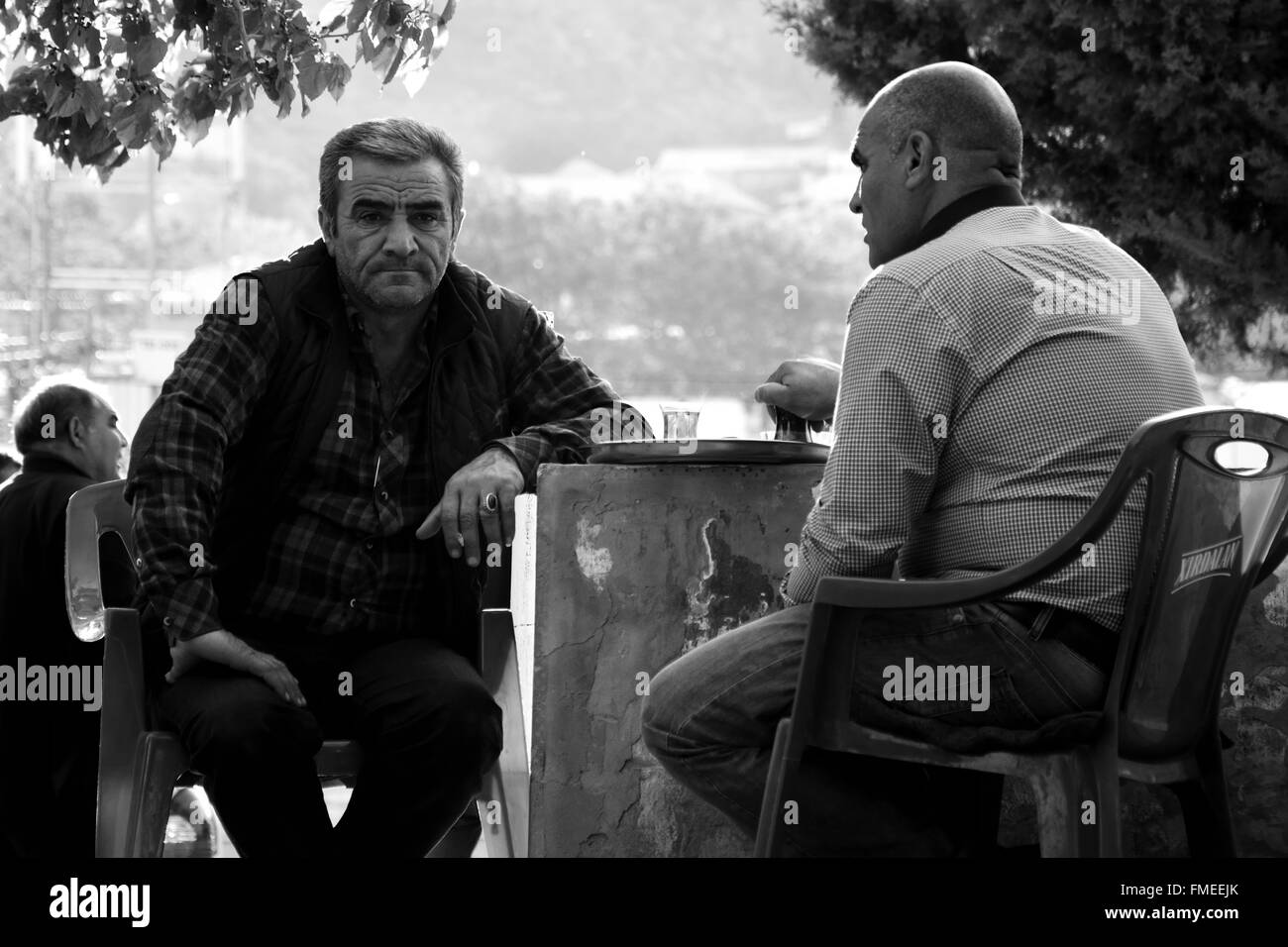 BAKU in Azerbaijan - 4 maggio 2014 uomini bere il tè nero e bianco. Uomini di mezza età gustare la bevanda tradizionale di Azerbaigian Foto Stock