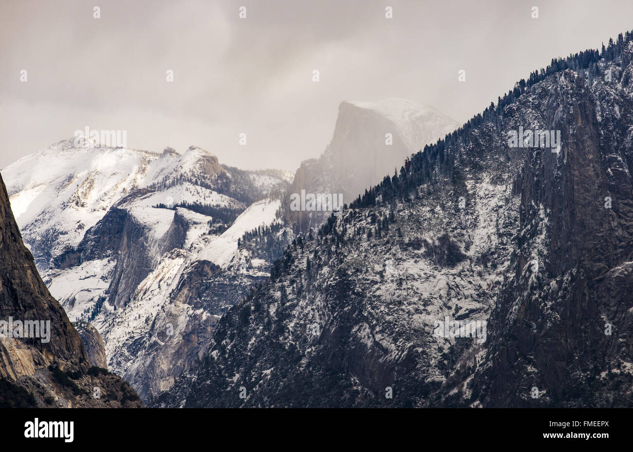 Bellissima mezza cupola coperta di neve durante l'inverno, Naitonal Yosemite Park Foto Stock