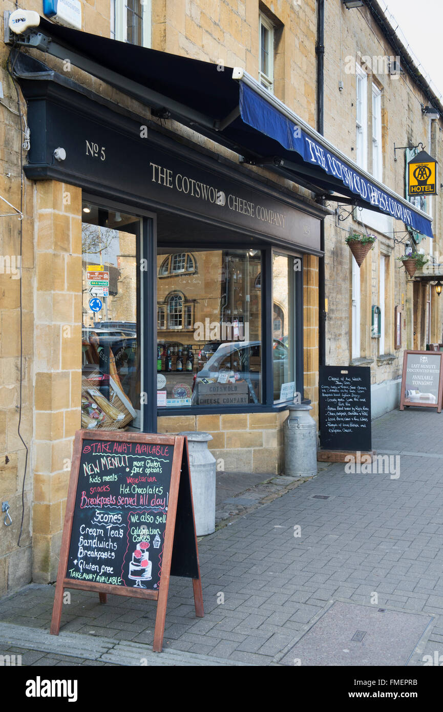 Cotswold cheese company shop in Moreton in Marsh, Cotswolds, Gloucestershire, Inghilterra Foto Stock