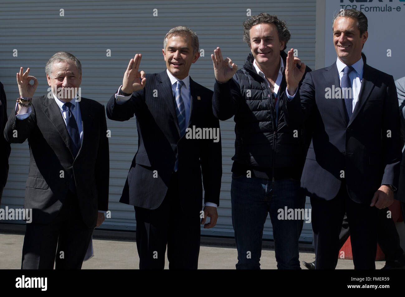 Città del Messico. Undicesimo Mar, 2016. Presidente della Federazione automobilistica Internazionale (FIA), Jean Todt, sindaco di Città del Messico, Miguel Angel Mancera, CEO di Formula E, Alejandro Agag e imprenditore Carlos Slim Domit (da L a R) pongono prima della FIA Formula e campionato Città del Messico ePrix, all Autodromo Hermanos Rodriguez in Città del Messico, capitale del Messico, 11 marzo 2016. Formula e vetture da gara pionner electric organizzati dalla FIA, avrà luogo sabato a Hermanos Rodriguez circuito in Città del Messico. © Alejandro Ayala/Xinhua/Alamy Live News Foto Stock